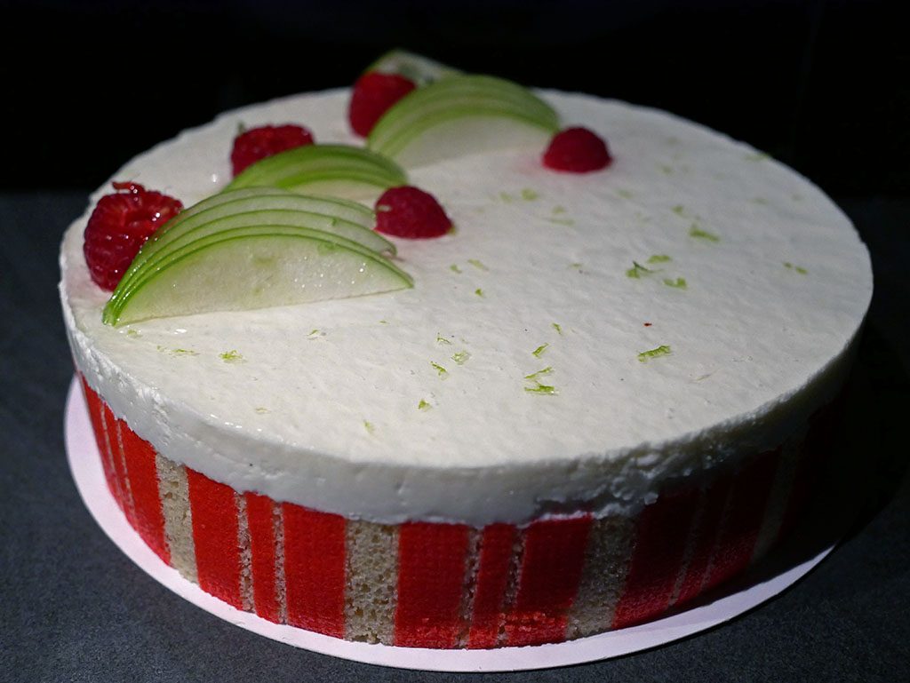 Entremets framboise et citron vert biscuit Joconde imprimé et dacquoise coco