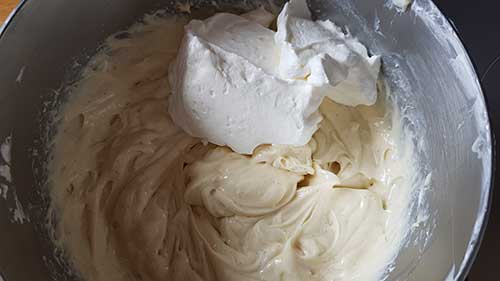 Crème diplomate - lisser la crème pâtissière et monter la crème
