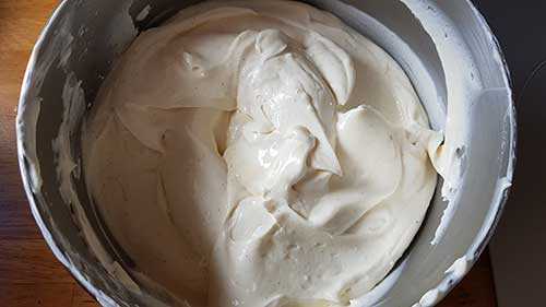 Crème diplomate - incorporer la crème montée