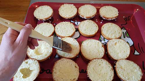 Tarte tropézienne - la découpe et l'imbibage