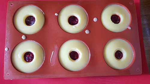 Crème citron - Ajoutez l'insert framboise encore congelé