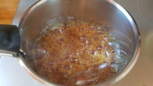 Glaçage caramel - cuire le sucre