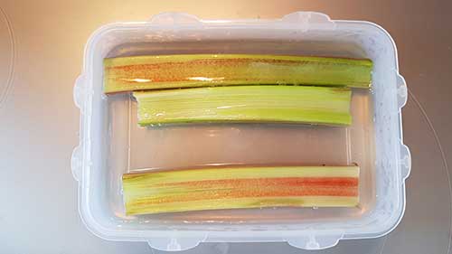 Pocher la rhubarbe au sirop chaud