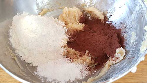 Sablés chocolat, ajouter les poudres