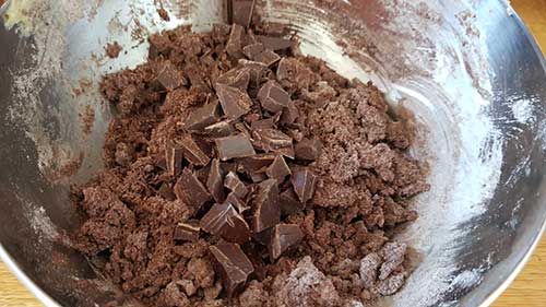 Sablés chocolat, ajouter les pépites