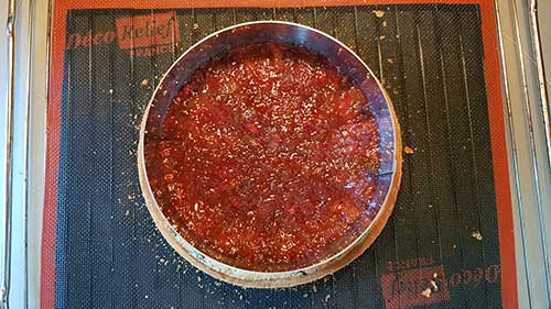 Etaler la marmelade de rhubarbe