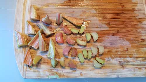 Coupez la rhubarbe pochée