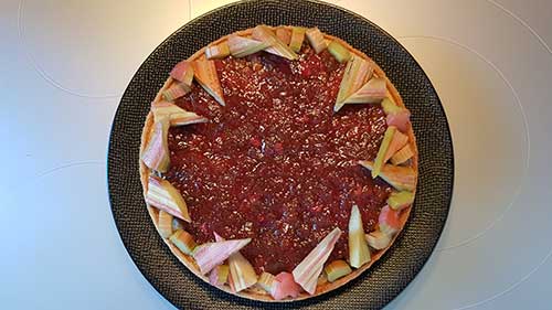Décorez la tarte à la rhubarbe