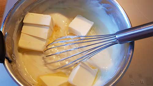 Crème mousseline pralinée Conticini - Ajout du beurre à chaud