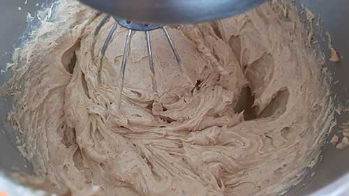 Crème mousseline pralinée Conticini - le foisonnement à froid