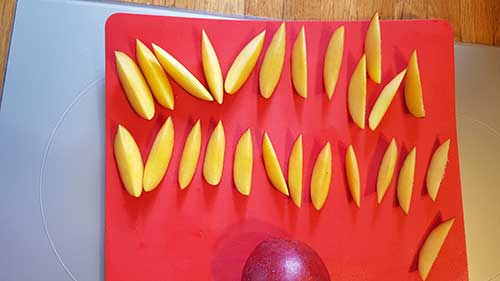 Montage de la tarte pêche estragon - la découpe des fruits