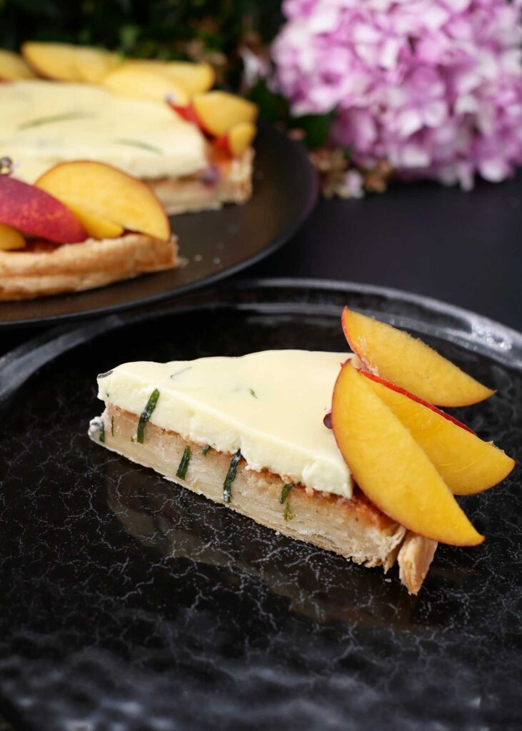 Tarte aux pêches et à l'estragon - la découpe